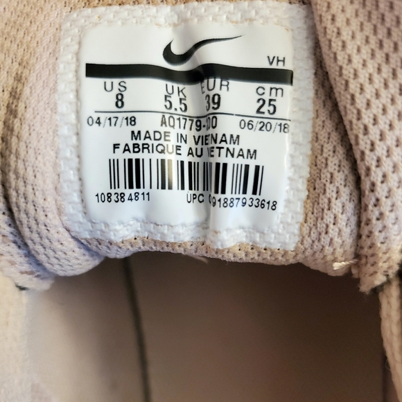 Nike - Picture 2 of 4